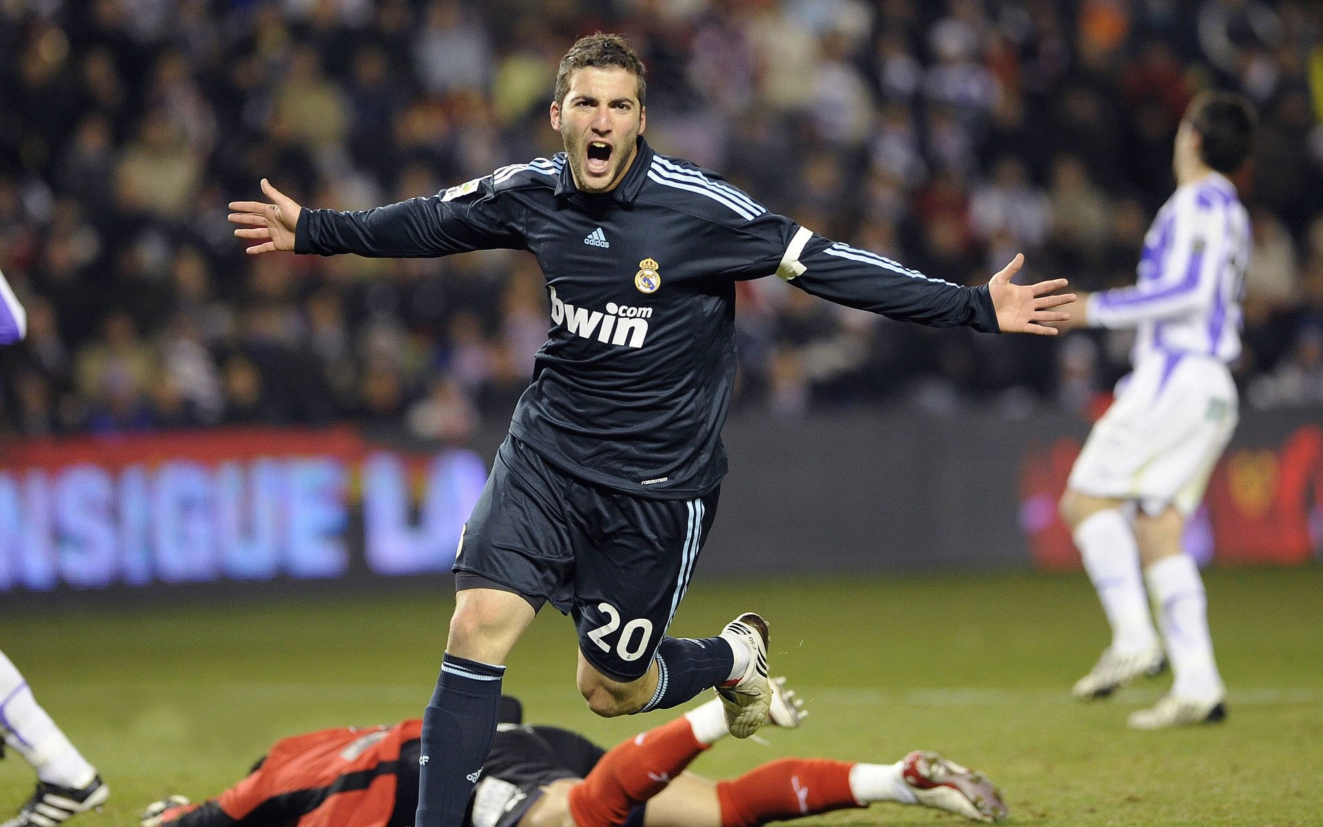 华体会平台-体育趣味挑战：运动员的疯狂特技动作合集